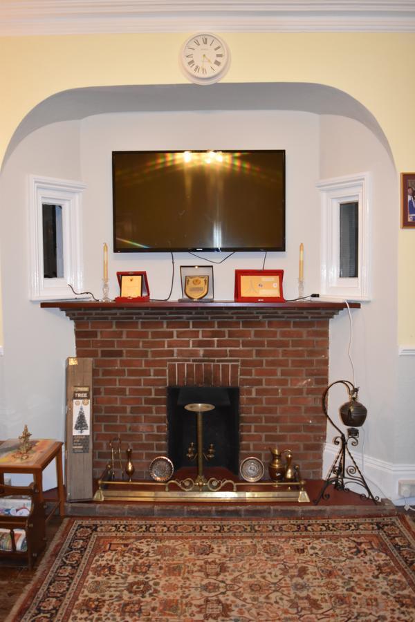 Gatwick Castle B&B Хорли Экстерьер фото